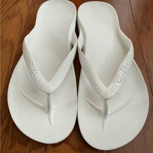 Archie’s Women's White Textured Thong Sandals